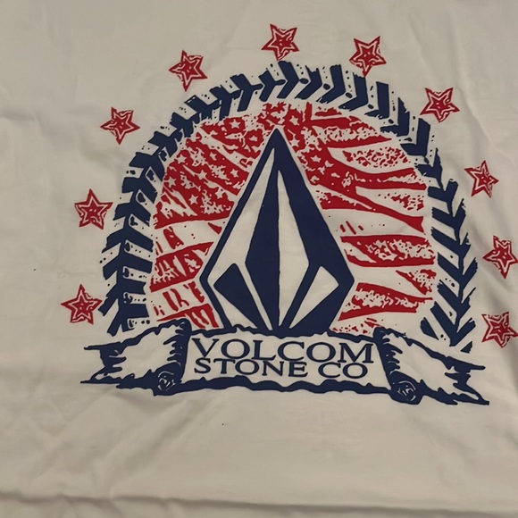 NWT Men’s XL Volcom S/S “Huskerdant” t-shirt w/a white base/red/white & blue. - Picture 2 of 5